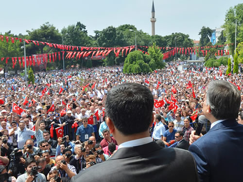 “İki Ateş Arasında Kalan Türkmen Kardeşlerimizin Her Zaman Yanında Olacağız”